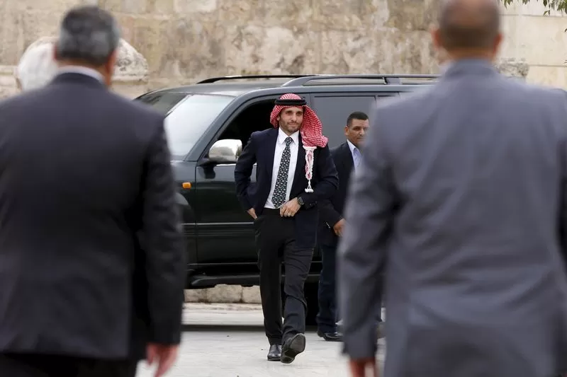 العاهل الأردني يوافق على تقييد اتصالات وإقامة وتحركات الأمير حمزة
